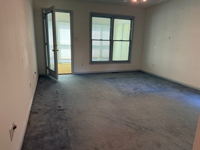 Building Photo - 3 bedroom 2.5 bath house with basement