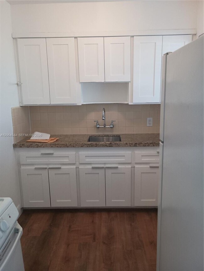 Building Photo - 545 74