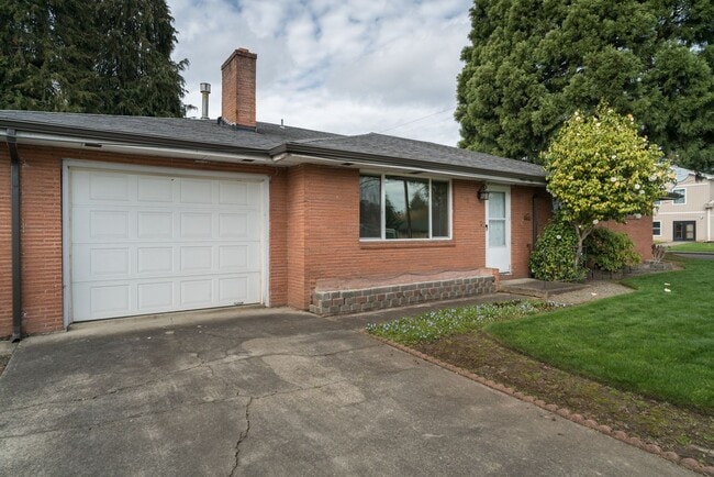 Building Photo - $500 move-in incentive! Awesome 3-bdrm/2-bath duplex in heart of Hillsboro—Laundry hook ups, atta...