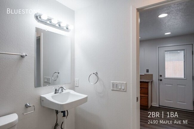 Building Photo - 2 Bedroom Duplex in Salem - Available for ...
