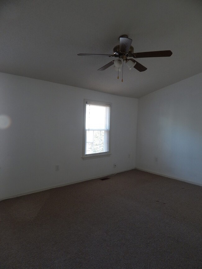 Building Photo - Fabulous TH with Garage! Great Location!
