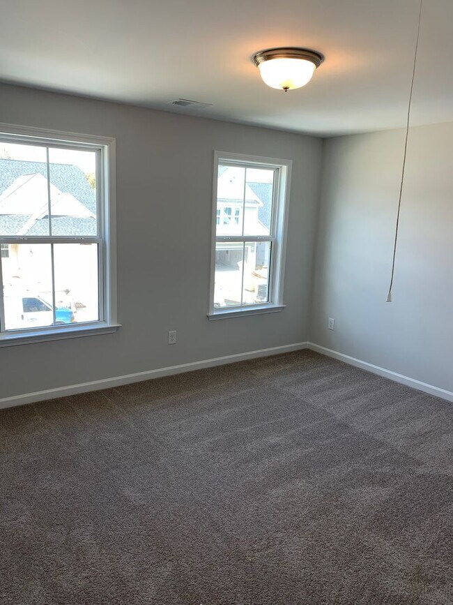 Building Photo - Modern Living in Windsor Hill