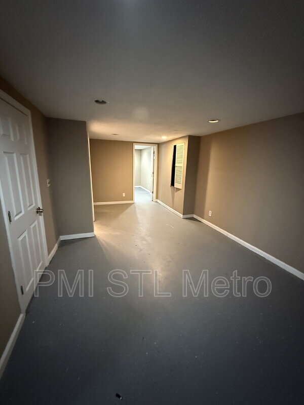 Building Photo - 10342 Ross Cir