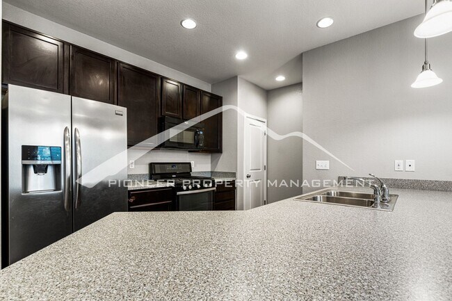 Building Photo - Lovely Townhome with Central AC and Washer/Dryer!