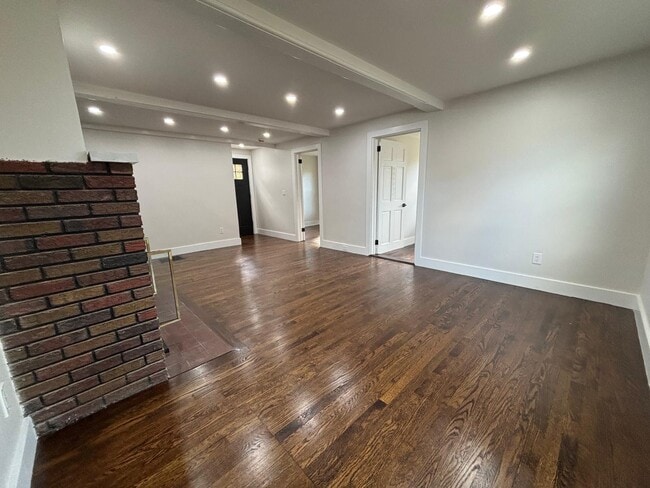 Building Photo - 2 Scofield Pl