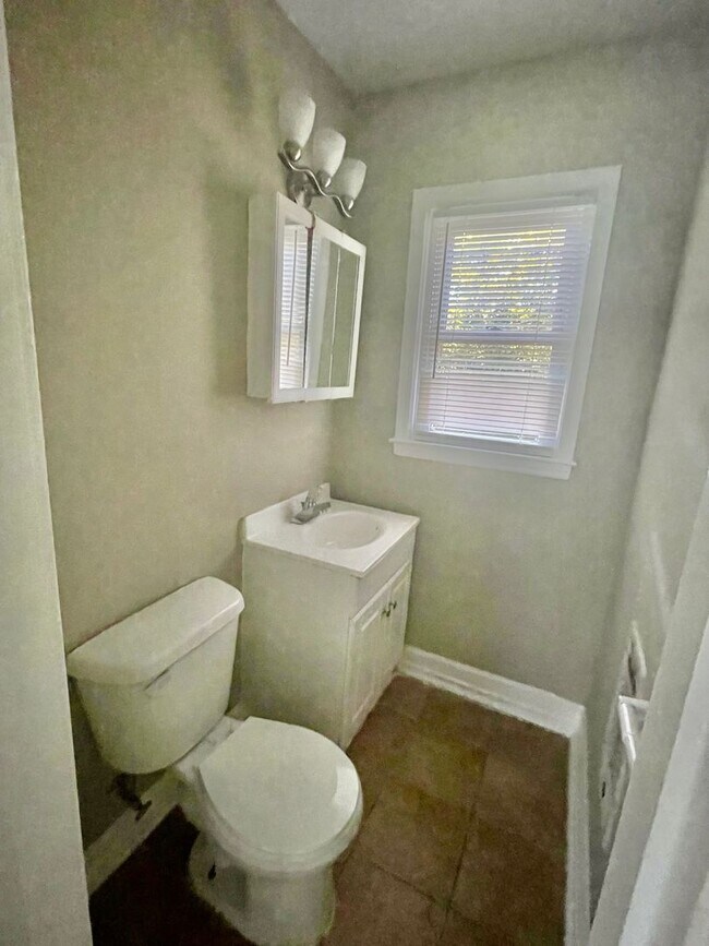 Building Photo - Must see This 4 Bedroom 2 Bath Tri Level Home. Located Close to Sugar Creek Rd and N. Tryon St