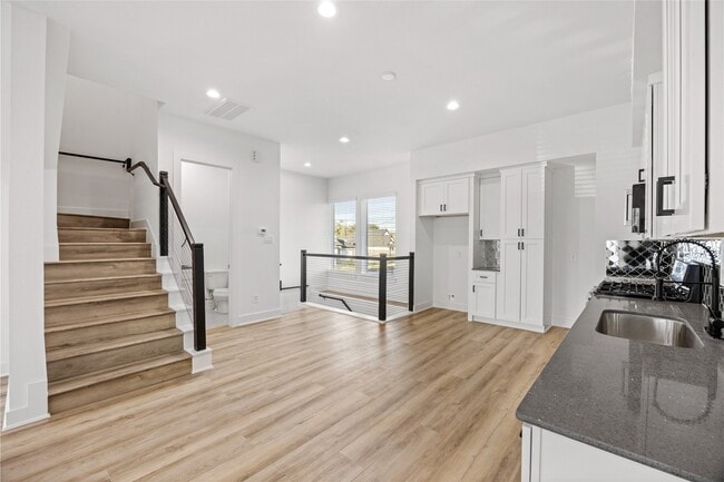 Building Photo - 14109 W Forest Dr