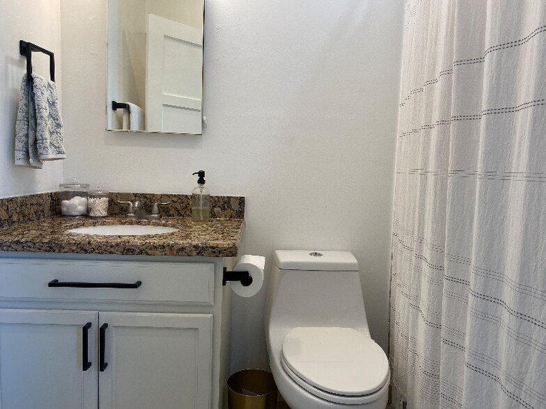 Building Photo - 3536 E Amelia Ave