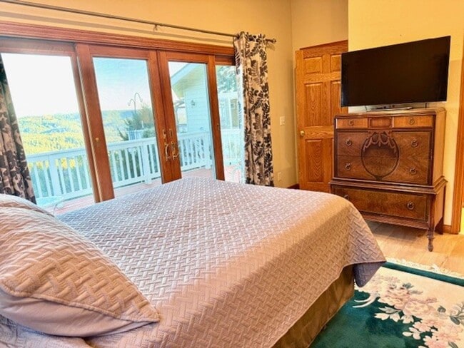 Building Photo - Beautiful Fully Furnished Studio Apartment with Long Range Views