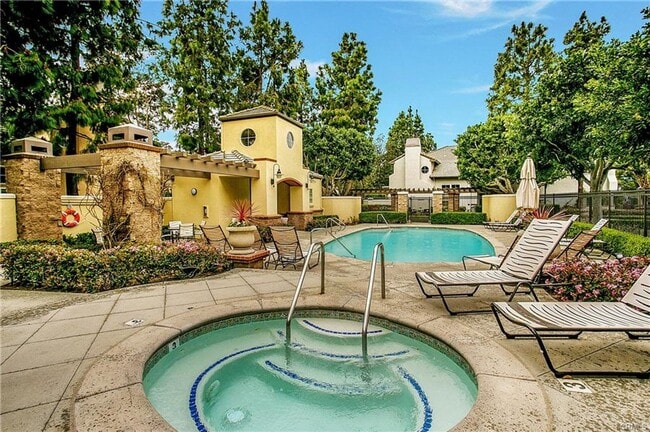 Building Photo - Gorgeous interior tract townhouse in the desirable gated Summit community