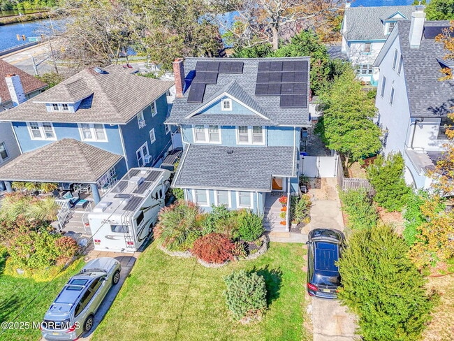 Building Photo - 705 7th Ave