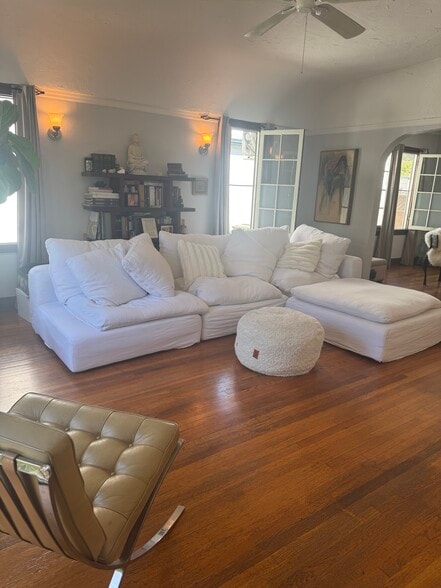 living room - 622 N Orange Dr