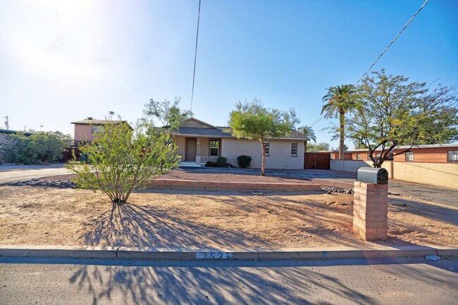 Building Photo - Charming 2 bed, 1 bath duplex