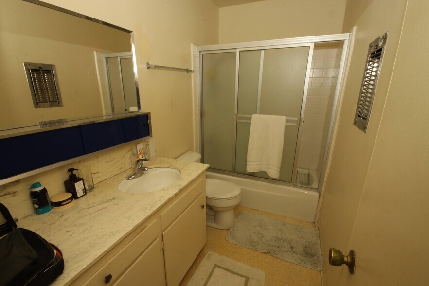 Shared Central Bathroom, Shower/ Tub - 11061 Missouri Ave