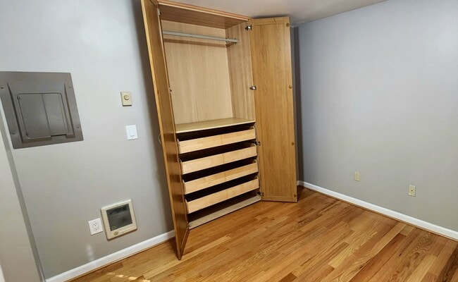 Building Photo - Spacious 2 bedroom Townhome w/ 2 car garage