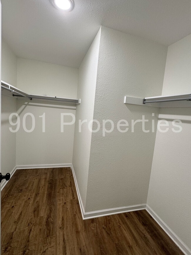 Building Photo - 565 Fernwood Dr