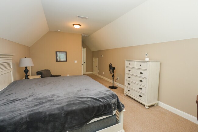 Building Photo - 504 Village Walk Ln