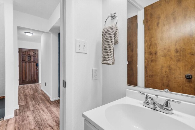 Building Photo - Gated 3 Bed Condo with Pool & Tennis Court