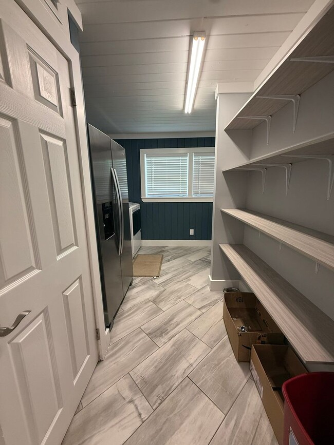Building Photo - 4 bedroom 1 bath house with a large fenced...