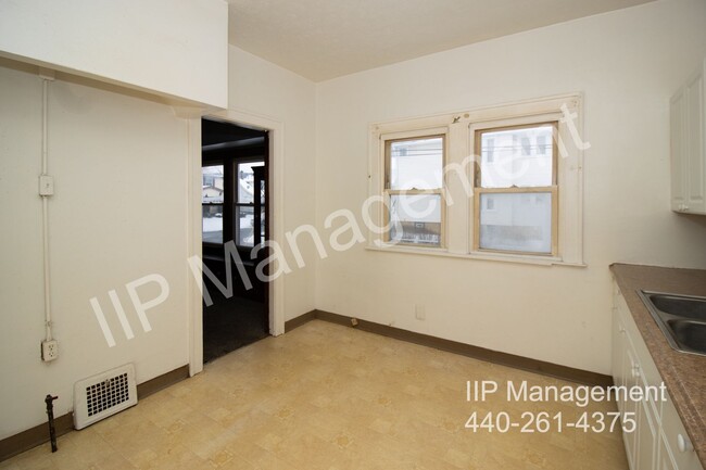 Building Photo - Charming Down Unit in Garfield Heights – A...