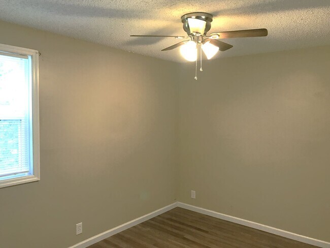 Building Photo - Great 3 Bedroom 2 Full Bath Home in Murfre...