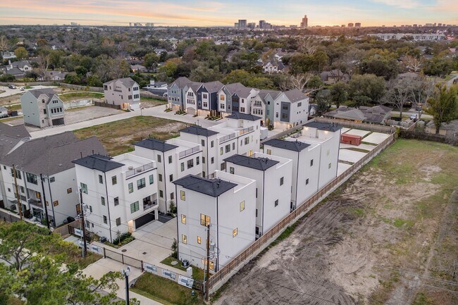 Building Photo - 8707 Ojeman Villas Dr