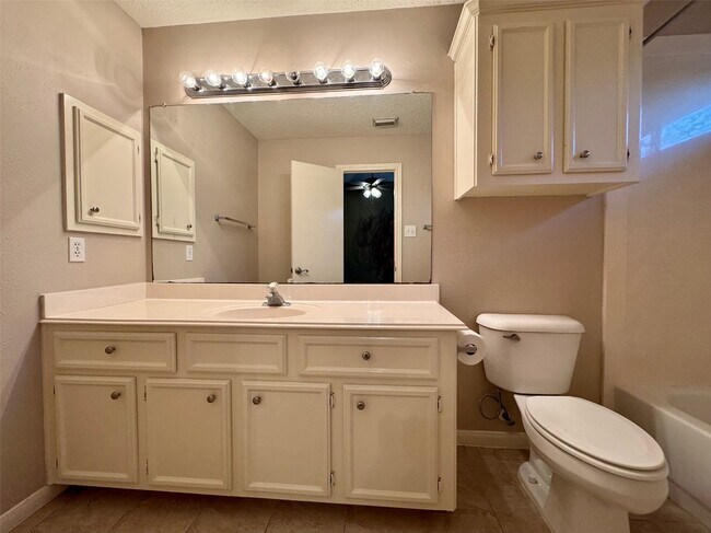 Building Photo - 4006 Hunnington Dr