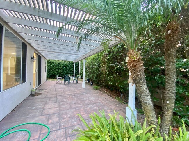 Building Photo - Desirable 5br3 car garage executive home b...
