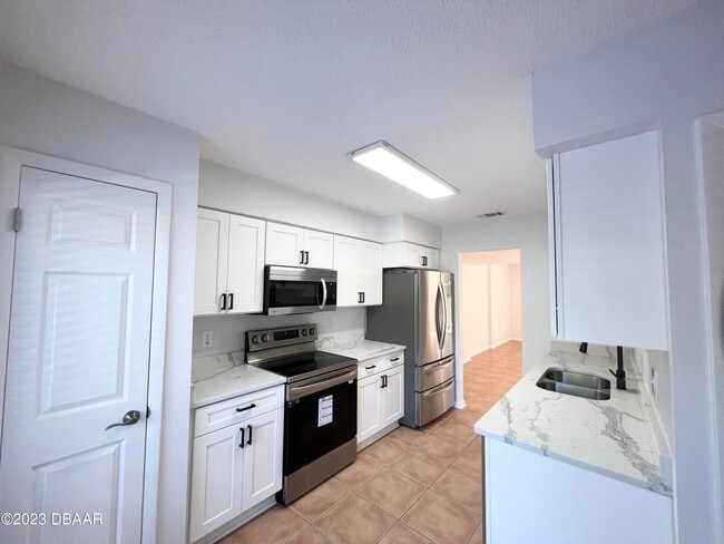 Building Photo - 9 Lakewood Park