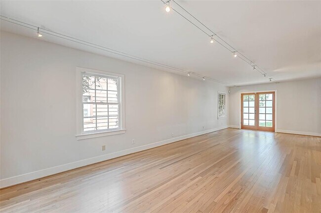 Building Photo - 2346 Dunstan Rd