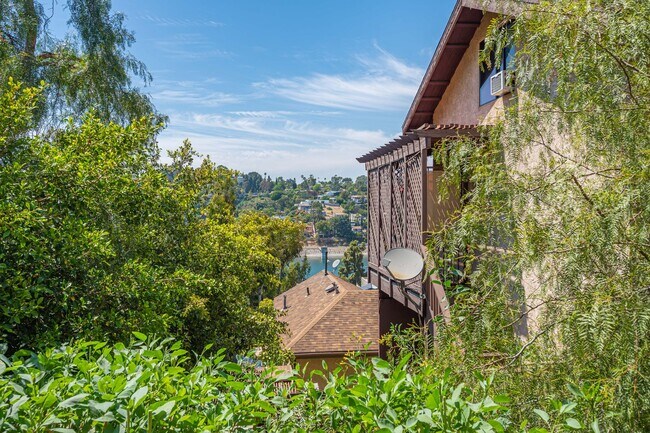 Building Photo - 1915 Apex Ave