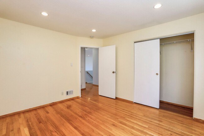Building Photo - 4 Bed / 2 Bath Daly City Home With Stunnin...