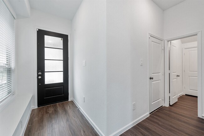 Building Photo - 653 Royal Arch Dr
