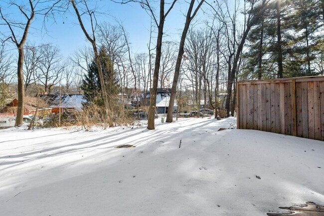 Building Photo - Updated 1800+ sq/ft 3 bdrm 2.5 bath end unit townhome