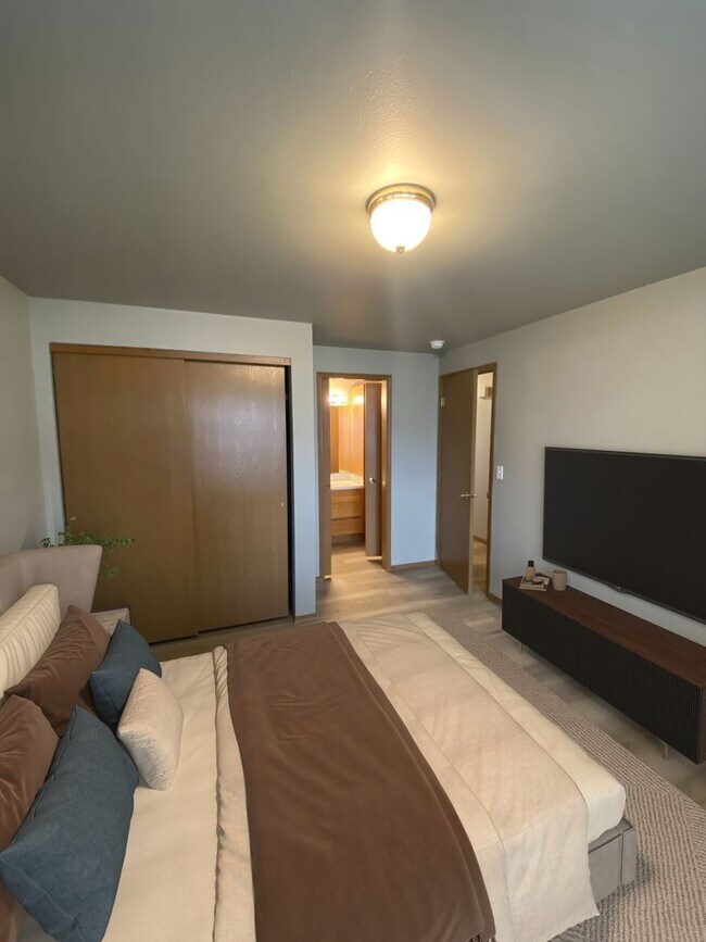 Building Photo - Peach103 (CWP)