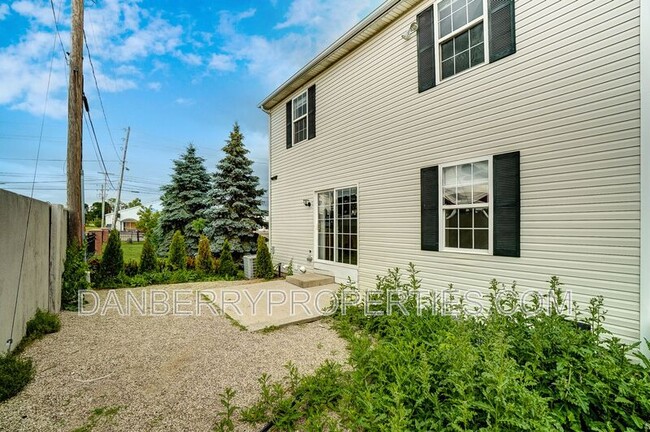 Building Photo - 1127 N Byrne Rd