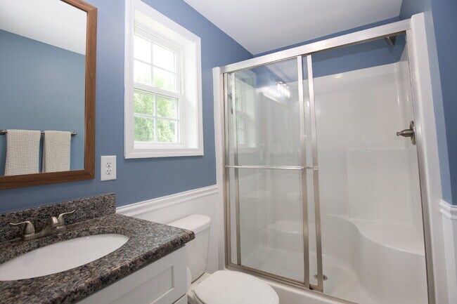 Building Photo - Charming 3-bedroom, 2.5-bath home nestled in the heart of Carthage