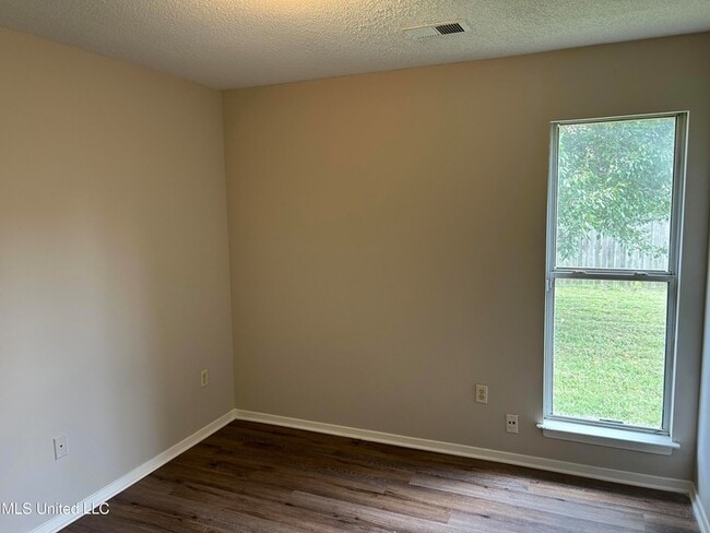 Building Photo - 3434 Laurelwood Dr