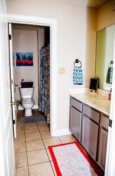 Second bath, upstairs - 3607 Clawson Rd