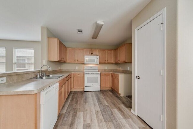 Building Photo - Newly updated home ready for move in