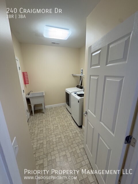 Building Photo - 240 Craigmore Dr