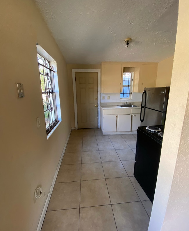 Building Photo - 1598 W 23rd St