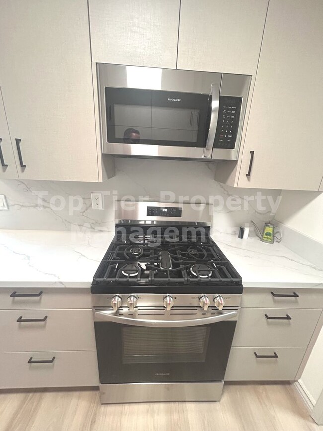 Building Photo - ***FULLY RENOVATED 2 bed / 2 bath / 1,120 sqft Home in 55+ Nob Hill Community - Available NOW***