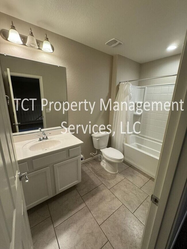 Building Photo - Updated and Low-Maintenance Townhome in Mesa!