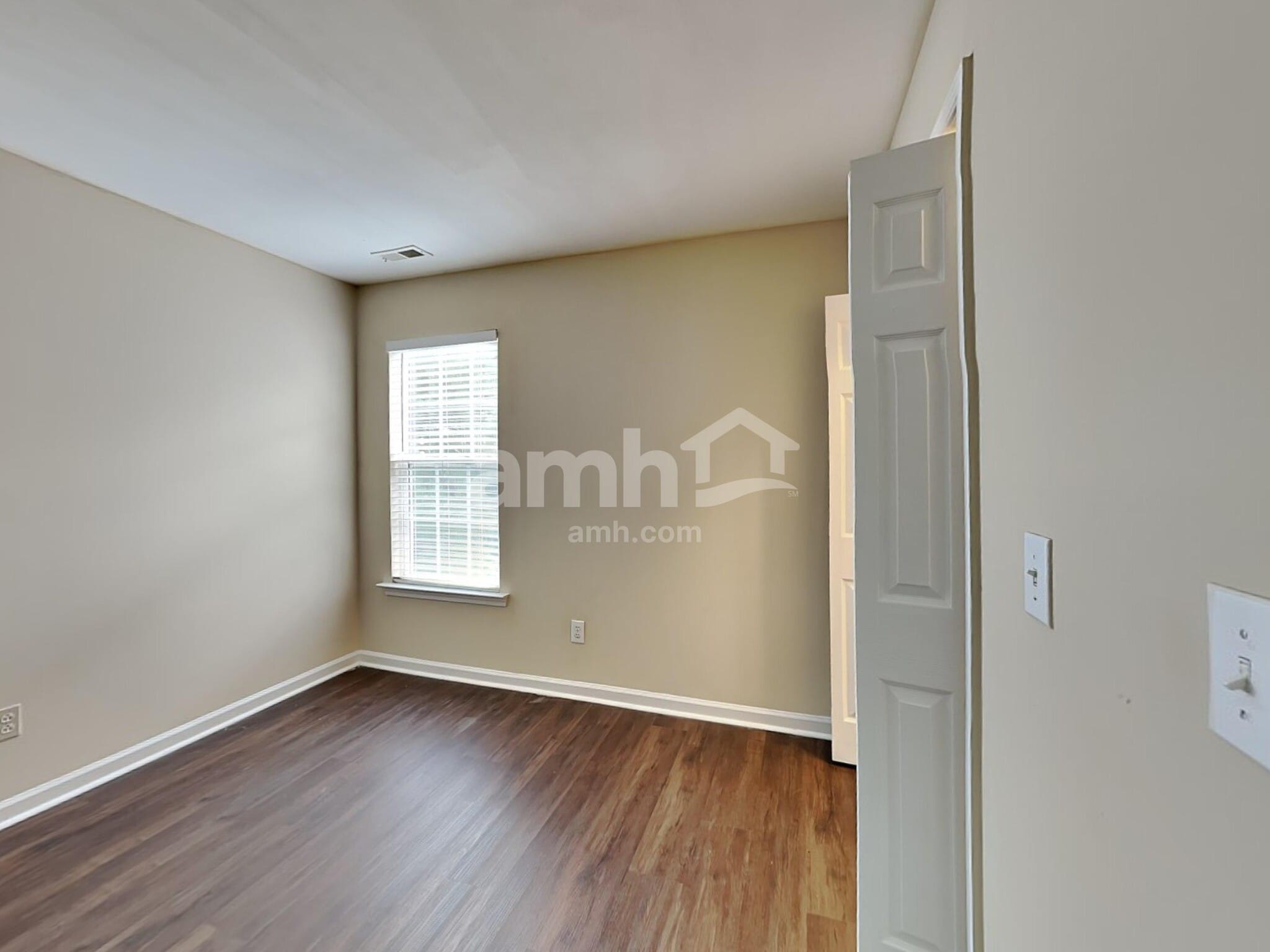 Building Photo - 616 Hanska Way