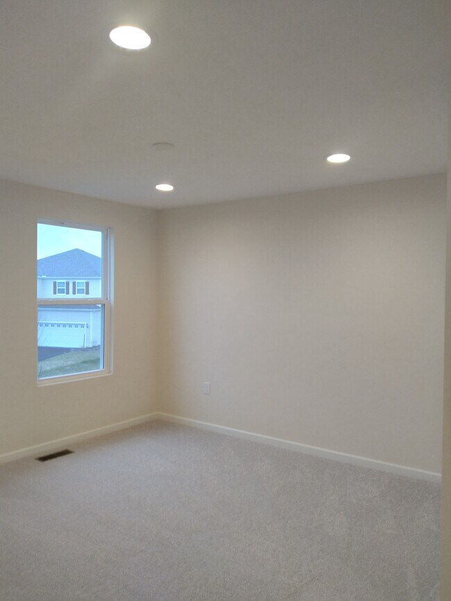 Building Photo - 410 Cottontail Ct