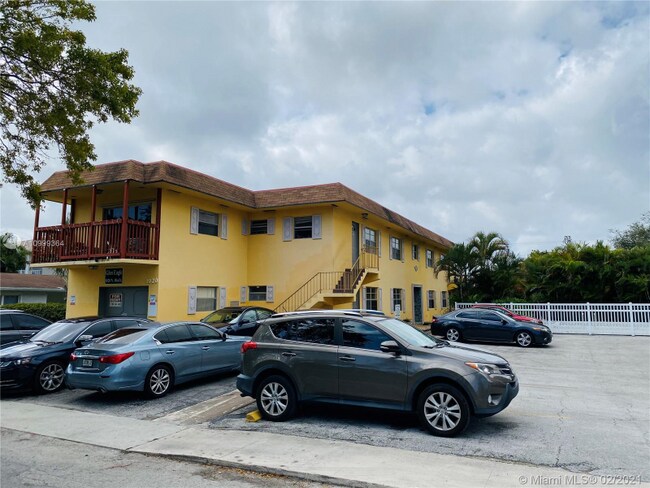 Building Photo - 1020 N 18th Ct