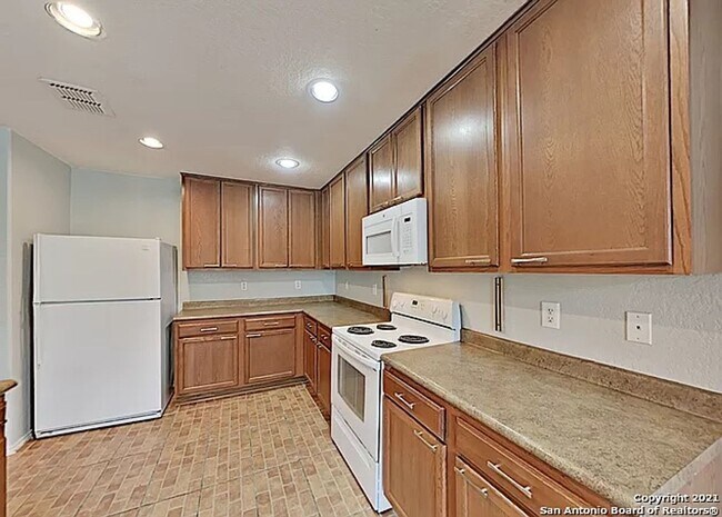 Building Photo - OPEN FLOOR PLAN  |  2 LIVING AREAS  |  4 B...