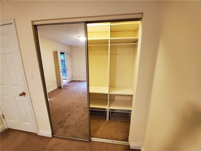 Building Photo - 4209 Pine Heights Dr NE