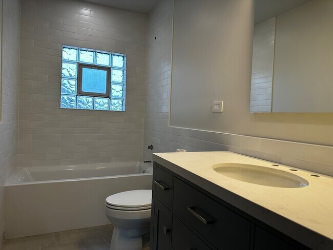 Building Photo - 869 N Hermitage Ave